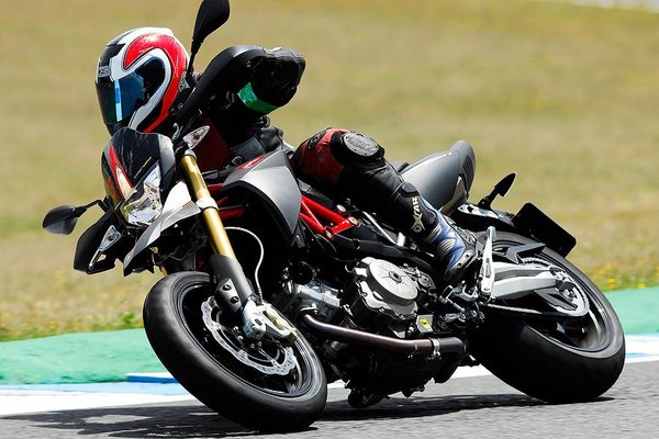 aprilia_dorsoduro_750_factory_dinamica_tres_cuartos_tumbada-E66DD83287BE8C96xx900xx0.jpg