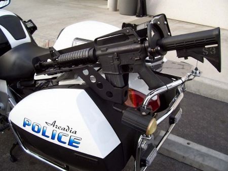 moto-policia-california-fusil.jpg
