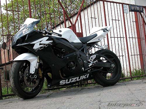 suzuki_gsxr_600_blanca_negra_2.jpg