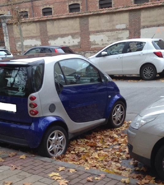 Coche aparcado como una mierda.jpg